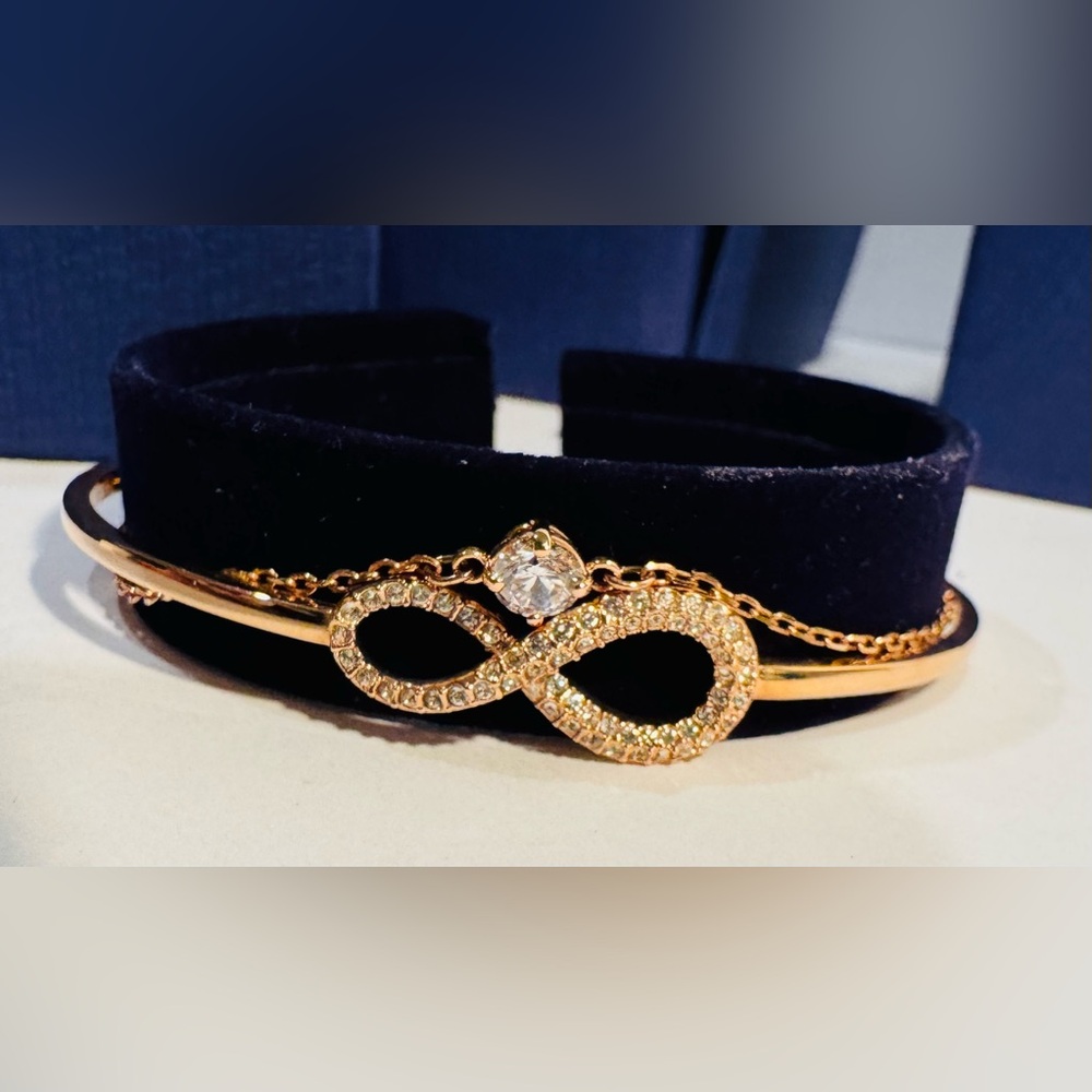 Swarovski Rose Gold Infinity Loop Bangle Bracelet NWT Size Medium - Picture 5 of 16